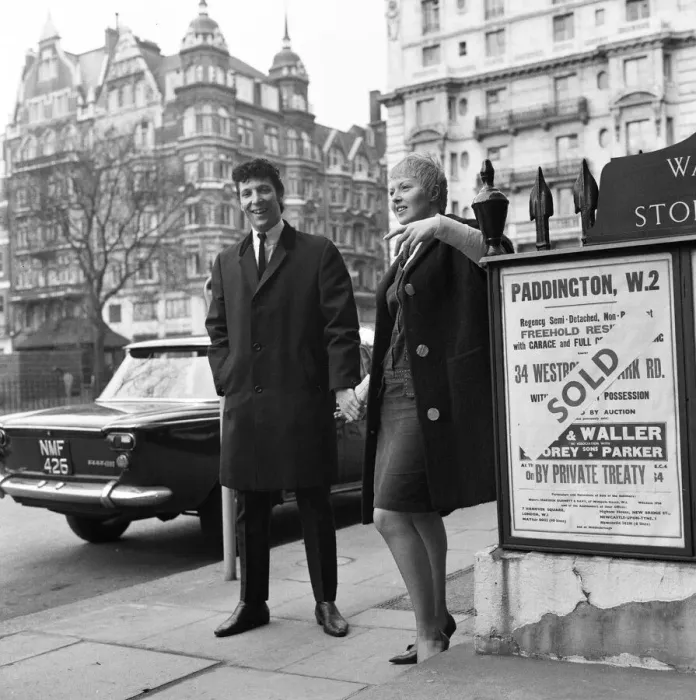 Framed Print : Tom Jones pop star and his wife Lyn Jones in London do some house hunting now that Framed Print : Tom Jones pop star and his wife Lyn Jones in London do some house hunting now that