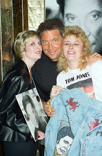 Tom Jones poses with fans Kathy Hall and Rosina Sims at HMV Oxford Street