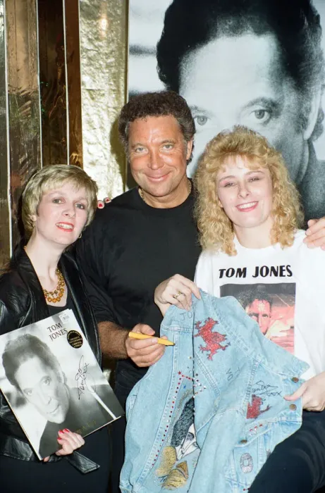 Framed Print : Tom Jones poses with fans Kathy Hall and Rosina Sims at HMV Oxford Street Framed Print : Tom Jones poses with fans Kathy Hall and Rosina Sims at HMV Oxford Street