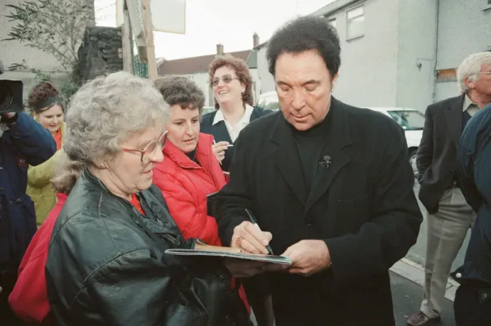 Framed Print : Tom Jones, (singer from Wales) arrives in Pontypridd, Glamorgan, South Wales