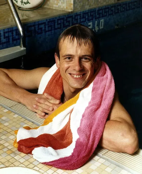 Framed Print : Tom Watt Actor in swimming pool with towel round neck June 1988 Dbase Framed Print : Tom Watt Actor in swimming pool with towel round neck June 1988 Dbase
