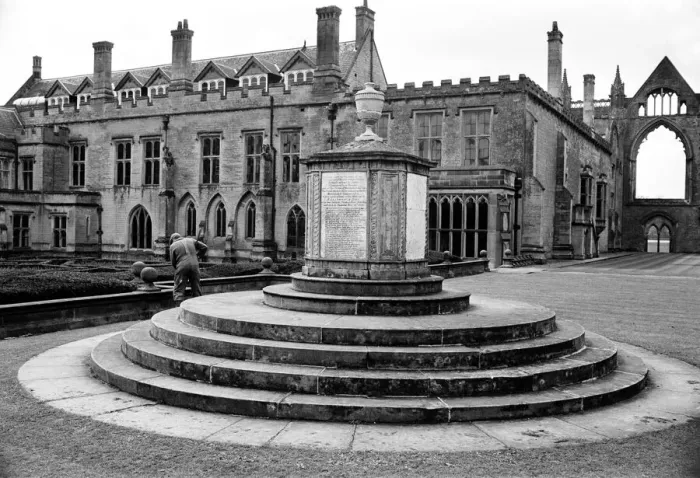 Framed Print : The tomb of Boatswain, Lord Byrons dog, at Newstead Abbey Framed Print : The tomb of Boatswain, Lord Byrons dog, at Newstead Abbey