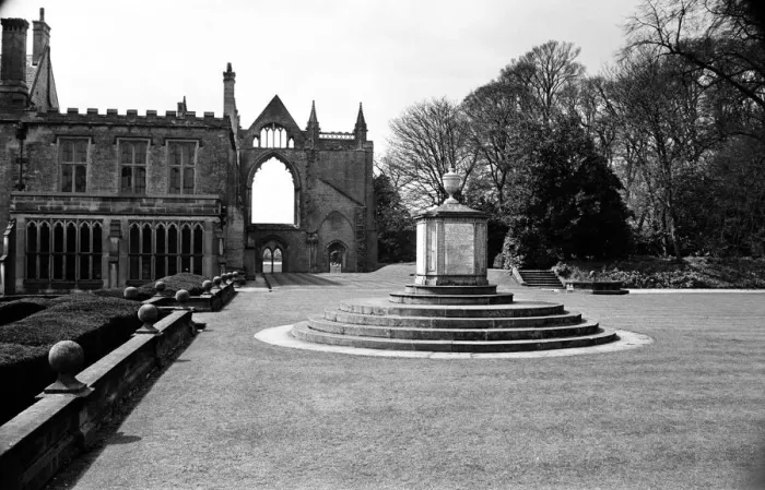 Framed Print : The tomb of Boatswain, Lord Byrons dog, at Newstead Abbey Framed Print : The tomb of Boatswain, Lord Byrons dog, at Newstead Abbey