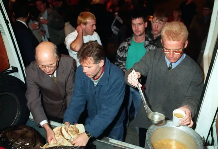 Framed Print : TOMMY BURNS CELTIC MANAGER AND FERGUS McCANN WHO ASSISTED THE CHARITY WORKERS IN FEEDING