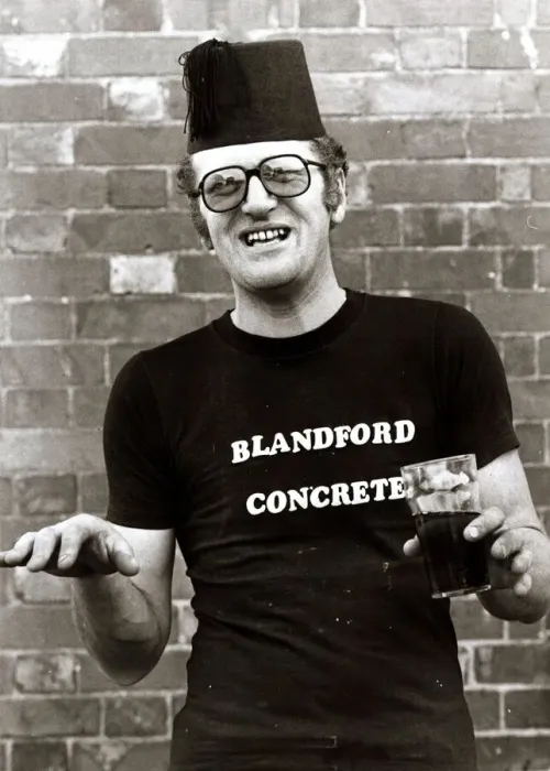 Framed Print : Tommy Cooper impersonator Derek Ritchie wearing Tommy