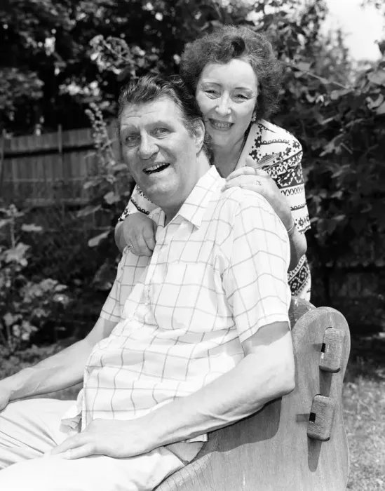Framed Print : Tommy Cooper and wife Gwen, pictured together at home, July 1983