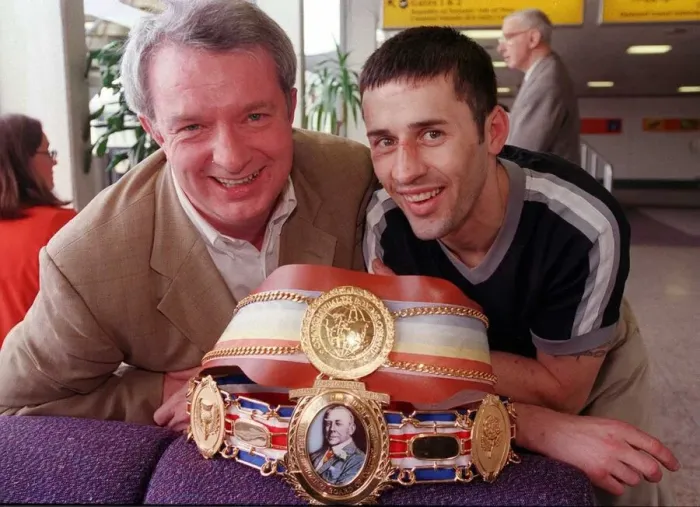 Framed Print : Tommy Gilmour with boxer Keith Knox May 1999 displaying Keith Framed Print : Tommy Gilmour with boxer Keith Knox May 1999 displaying Keith