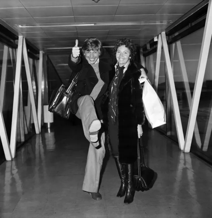 Framed Print : Tommy Steele and his wife, Anne, at Heathrow Airport after arriving from the south of Framed Print : Tommy Steele and his wife, Anne, at Heathrow Airport after arriving from the south of