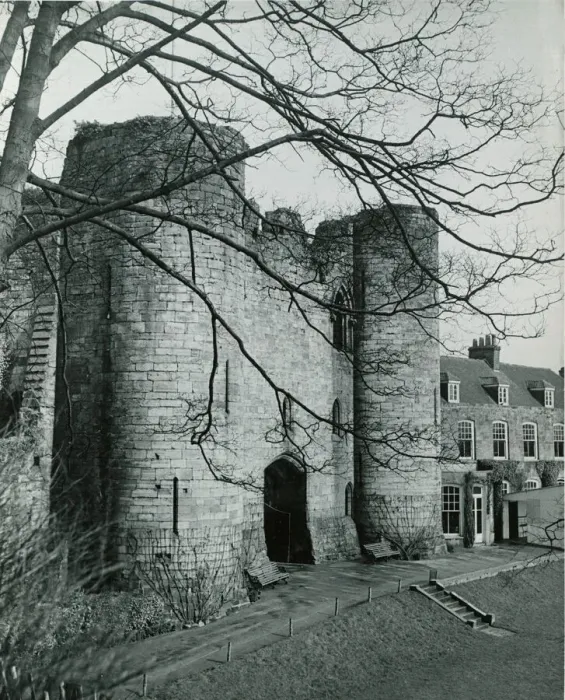 Framed Print : The keep of Tonbridge Castle in Kent Landmark Circa 1950 A©Mirrorpix Framed Print : The keep of Tonbridge Castle in Kent Landmark Circa 1950 A©Mirrorpix