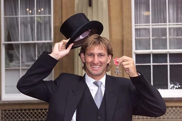 Tony Adams Receive Mbe Awards July 1999 Showing Off Their Awards At