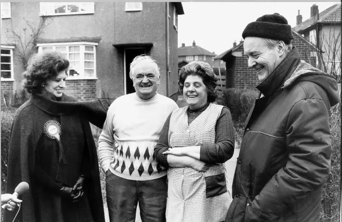 Framed Print : Tony Benn Labour candidate with actress Pat Phoenix and Joseph & Dorothy Willis in