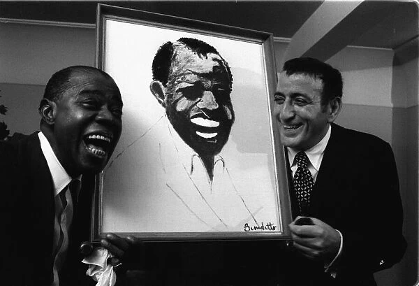 Tony Bennett presents Louis Armstrong a painting 1970 cleysc