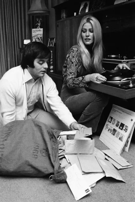 Framed Print : Tony Blackburn with his girlfriend Lynn Partington photographed in his Regents Park flat Framed Print : Tony Blackburn with his girlfriend Lynn Partington photographed in his Regents Park flat