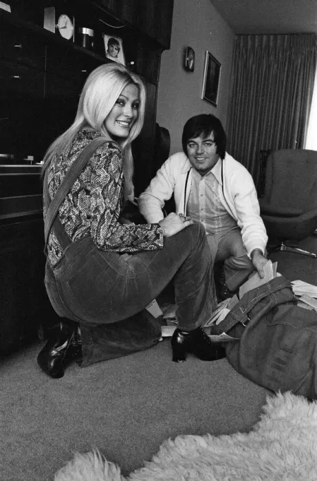 Framed Print : Tony Blackburn with his girlfriend Lynn Partington photographed in his Regents Park flat