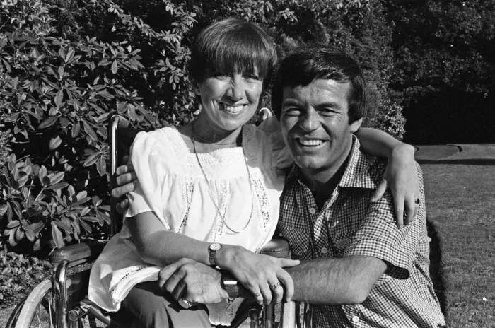 Framed Print : Tony Blackburn at home with his sister Jacqueline. 3rd September 1980 Framed Print : Tony Blackburn at home with his sister Jacqueline. 3rd September 1980