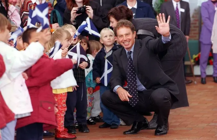 Framed Print : TONY BLAIR BRITISH PRIME MINISTER 8TH SEPTEMBER 1997 TONY BLAIR MEETS CHILDREN Framed Print : TONY BLAIR BRITISH PRIME MINISTER 8TH SEPTEMBER 1997 TONY BLAIR MEETS CHILDREN