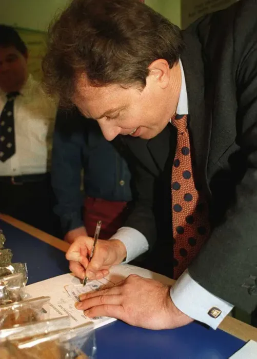 Framed Print : Tony Blair MP autographs £5 Note Five Pounds. April 1997 Framed Print : Tony Blair MP autographs £5 Note Five Pounds. April 1997