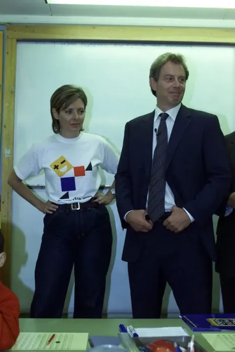 Framed Print : Tony Blair MP and Carol Vorderman Sept 1999 at Luton to launch Free Maths Stuff Framed Print : Tony Blair MP and Carol Vorderman Sept 1999 at Luton to launch Free Maths Stuff