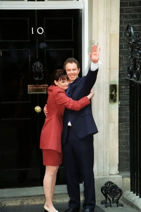 Framed Print : Tony Blair with wife Cherie at No 10 after election May 1997 after Labour Party won Framed Print : Tony Blair with wife Cherie at No 10 after election May 1997 after Labour Party won