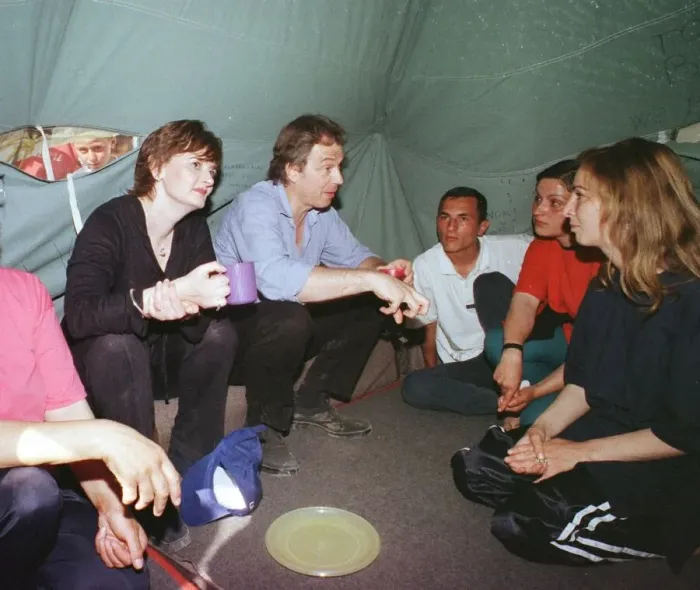 Framed Print : Tony & Cherie Blair at the Brazda refugee camp Macedonia April 1999 Framed Print : Tony & Cherie Blair at the Brazda refugee camp Macedonia April 1999