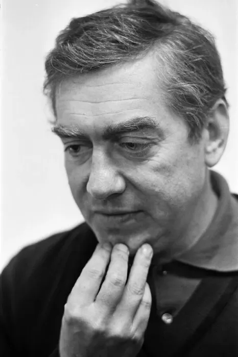 Framed Print : Tony Hancock poses for portraits, as he is due to appear on ITV. 12th December 1962 Framed Print : Tony Hancock poses for portraits, as he is due to appear on ITV. 12th December 1962