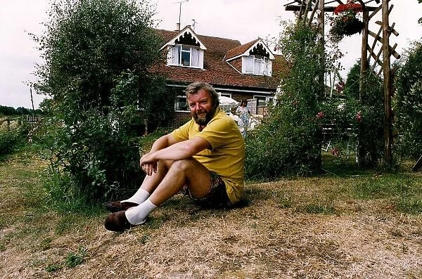 Tony Haygarth Actor sitting on gress in his garden A©Mirrorpix