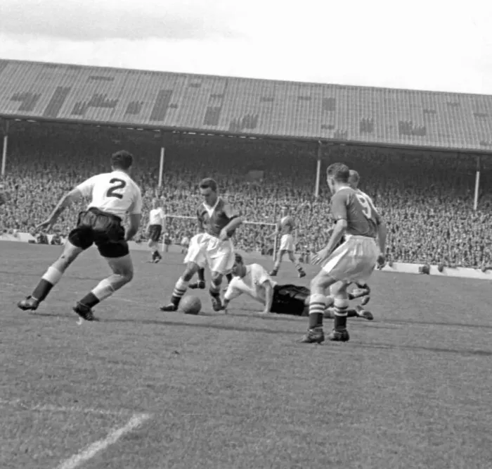 Framed Print : Tottenham 1-1 Chelsea, division one league match at White Hart Lane Framed Print : Tottenham 1-1 Chelsea, division one league match at White Hart Lane