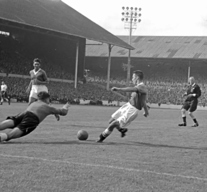 Framed Print : Tottenham 1-1 Chelsea, division one league match at White Hart Lane Framed Print : Tottenham 1-1 Chelsea, division one league match at White Hart Lane
