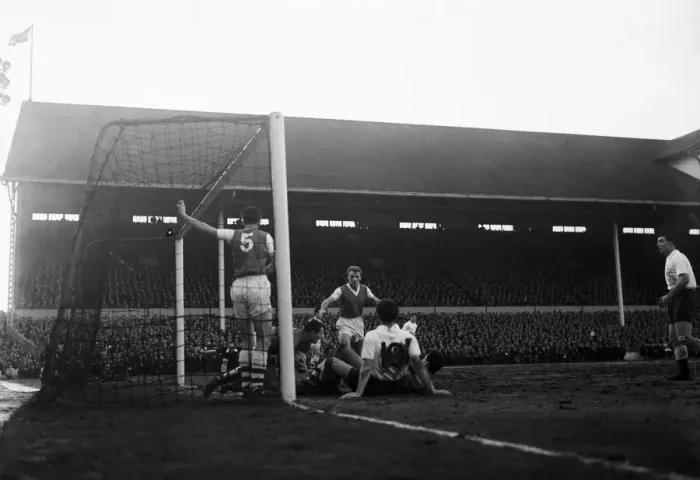 Framed Print : Tottenham 1-4 Arsenal, League Division One match at White Hart Lane Framed Print : Tottenham 1-4 Arsenal, League Division One match at White Hart Lane
