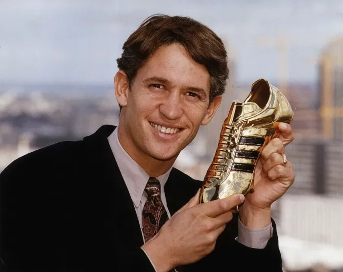 Framed Print : Tottenham Hostpur and England footballer Gary Lineker shows off the Golden Boot award he Framed Print : Tottenham Hostpur and England footballer Gary Lineker shows off the Golden Boot award he