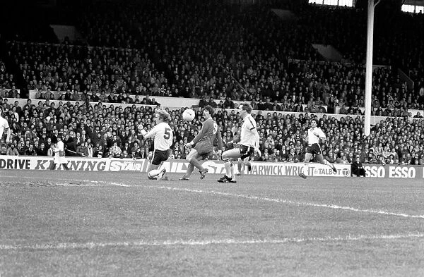 Tottenham Hotspur 2 v. Liverpool 0. March 1980 LF02-18-040 Local Caption Division