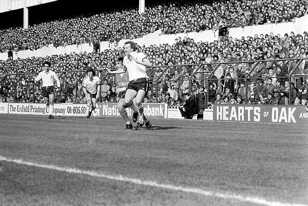 Tottenham Hotspur 2 v. Liverpool 0. March 1980 LF02-18-124 Local Caption Division