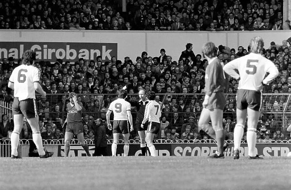Tottenham Hotspur 2 v. Liverpool 0. March 1980 LF02-18-014 Local Caption Division