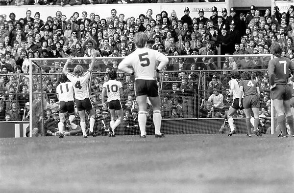 Tottenham Hotspur 2 v. Liverpool 0. March 1980 LF02-18-104 Local Caption Division