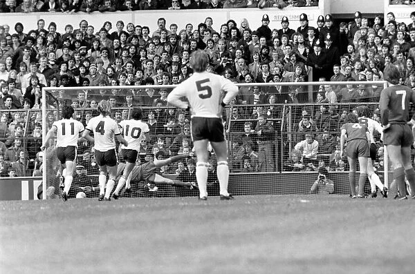 Tottenham Hotspur 2 v. Liverpool 0. March 1980 LF02-18-069 Local Caption Division