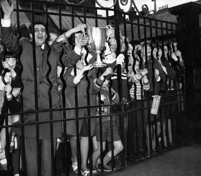 Framed Print : Tottenham Hotspur fans celebrate on the streets of London as the team return home after Framed Print : Tottenham Hotspur fans celebrate on the streets of London as the team return home after