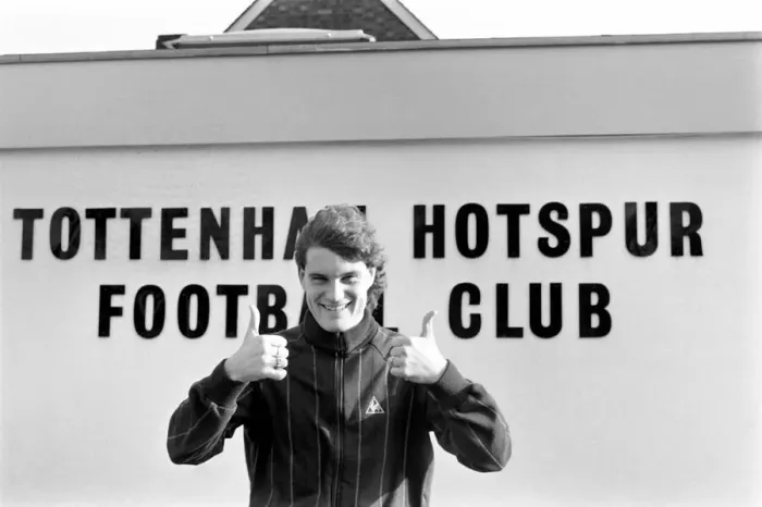Framed Print : Tottenham Hotspur footballer Glenn Hoddle gives the thumbs up