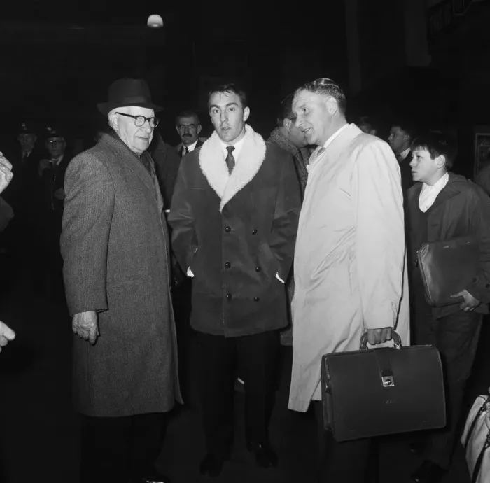 Framed Print : Tottenham Hotspur manager Bill Nicholson with Jimmy Greaves at Kings Cross Station