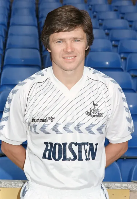 Framed Print : Tottenham Hotspur players pose during a photocall at White Hart Lane ahead of the 195-86 Framed Print : Tottenham Hotspur players pose during a photocall at White Hart Lane ahead of the 195-86