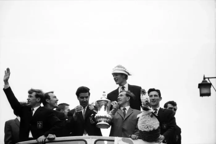 Framed Print : Tottenham Hotspur team including captain Danny Blanchflower and goalkeeper Bill Brown