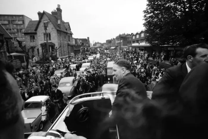 Framed Print : Tottenham Hotspur team and manager Bill Nicholson show off the FA Cup trophy from an