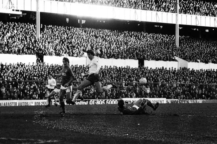Framed Print : Tottenham Hotspur v Ipswich Town league match at White Hart Lane January 1984 Framed Print : Tottenham Hotspur v Ipswich Town league match at White Hart Lane January 1984