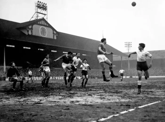 Framed Print : Tottenham Hotspur v Manchester United -Spurs leader Bobby Smith Man United centre half