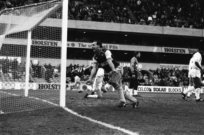 Framed Print : Tottenham Hotspur v Scunthorpe United FA Cup match at White Hart Lane January 1987 Framed Print : Tottenham Hotspur v Scunthorpe United FA Cup match at White Hart Lane January 1987