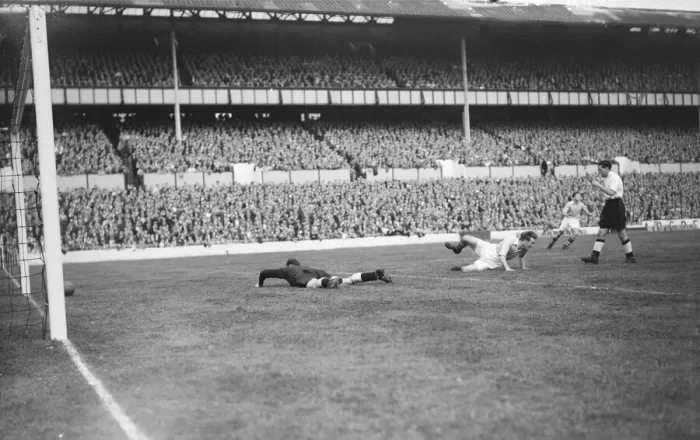 Framed Print : Tottenham Hotspurs v Manchester City Division One 1st September 1952 Framed Print : Tottenham Hotspurs v Manchester City Division One 1st September 1952