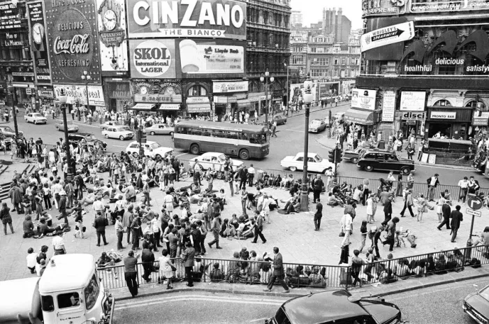 Framed Print : Tourists in Piccadilly, London, 10th August 1969 Framed Print : Tourists in Piccadilly, London, 10th August 1969