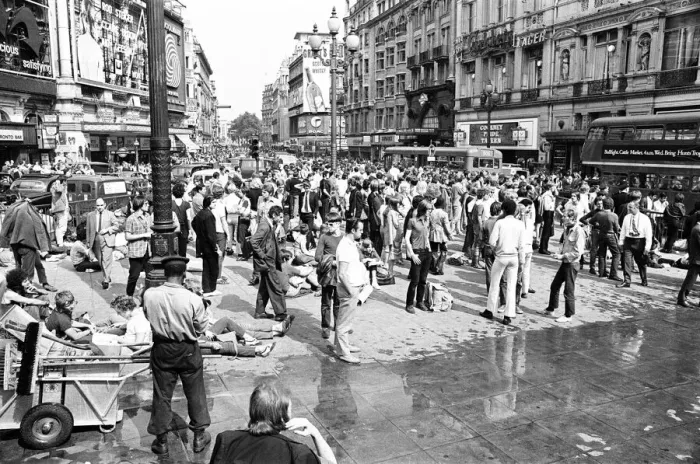 Framed Print : Tourists in Piccadilly, London, 10th August 1969 Framed Print : Tourists in Piccadilly, London, 10th August 1969
