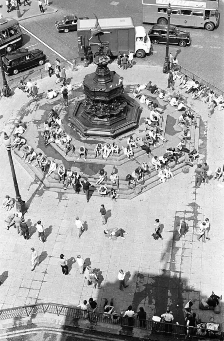 Framed Print : Tourists in Piccadilly, London, 10th August 1969 Framed Print : Tourists in Piccadilly, London, 10th August 1969