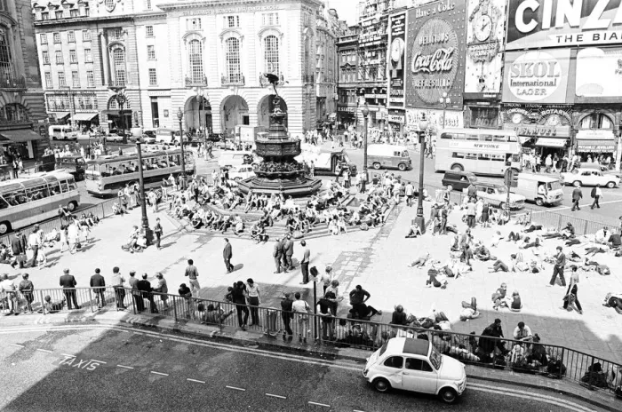 Framed Print : Tourists in Piccadilly, London, 10th August 1969 Framed Print : Tourists in Piccadilly, London, 10th August 1969