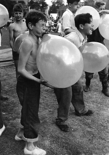 Toys Balloons: Peter Ash blowing up his balloons as part of a obstacle race
